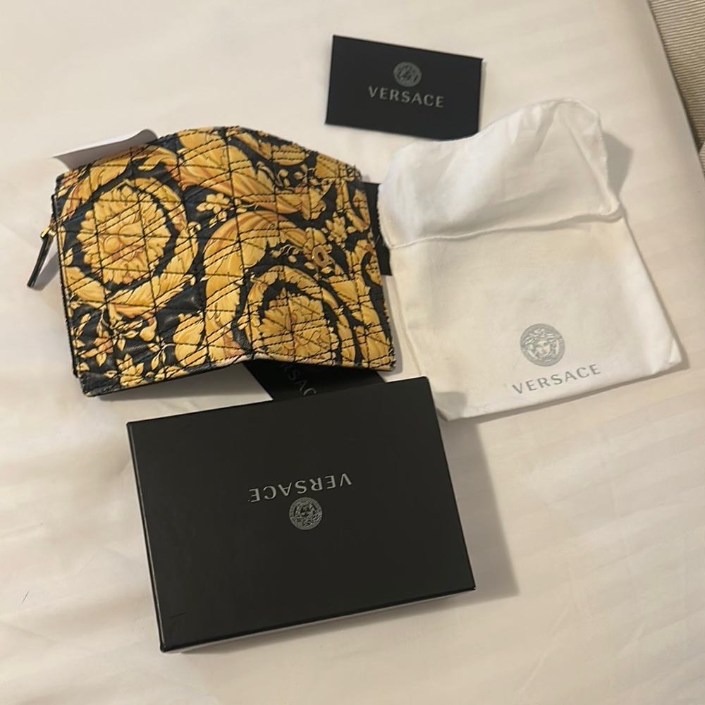 VERSACE Virtus Quilted Leather Wallet Gold and Black Pattern,Brand New With Tags - Picture 12 of 17